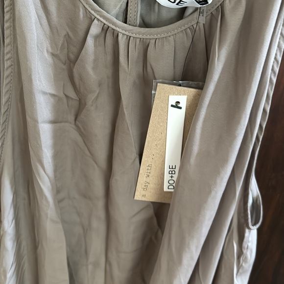 DO + BE TAUPE WAIST GATHERED TOP NWT - Picture 2 of 6